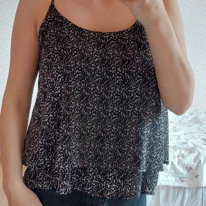 Svart/vitt linne - storlek XS - Ett svart/vitt linne. Knappt använt, i väldigt bra skick. Finns inget att anmärka på! 💁🏽‍♀️ jag är 160 cm lång 🐶🐱 djurfitt hem 🚬 rökfritt hem ✉📫 skickas mot fraktkostnaden 📷🎥 fotar/filmar alltid när jag skickar