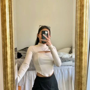 Topshop top - Tröja med detalj vid bröstet. Beige/cream färg.