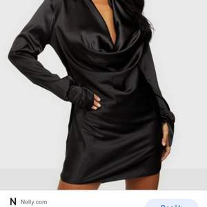 En superfin svart klänning i satin som har en ”drop känsla” med kragen😍 klänningen är från Nelly men vad jag kunde se så säljs den inte längre, den är bara använd en gång💓 perfekt till fester eller liknande😋🤗 200kr inklusive frakt🤗