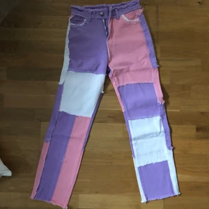 Byxor, storlek XS - Säljer dessa coola oanvända byxor. Har endast prova dessa byxor men dem passar inte mina nya stil längre. Dessa byxor passar någon som är en mindre S eller XS. Köpta från empty soda