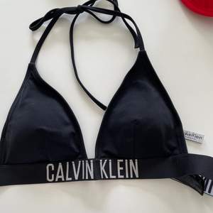 Skit snygg Calvin Klein bikini topp som passar till allt😍 aldrig använd så därför säljs den💗👌🏼 köpt för 499kr