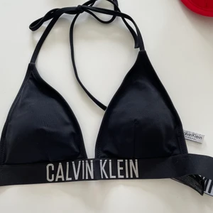 snygg bikini topp - Skit snygg Calvin Klein bikini topp som passar till allt😍 aldrig använd så därför säljs den💗👌🏼 köpt för 499kr