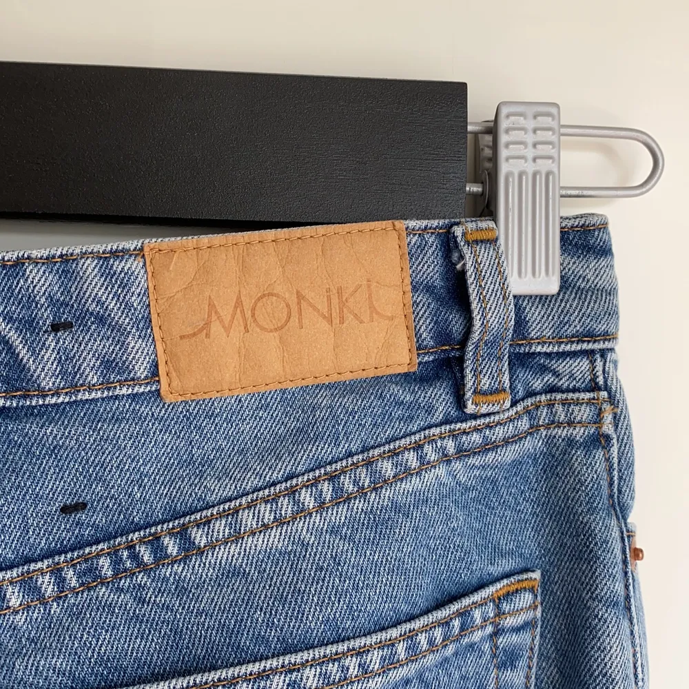 Ett par blåa wide-leg jeans från monki. Ett par absoluta favoriter som tyvärr blivit för små för mig. Priset kan diskuteras.. Jeans & Byxor.