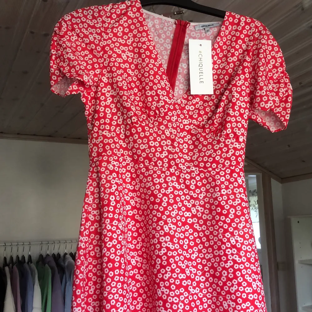 Säljer min jättefina somriga röda ”bloom with me” chiquelle klänning. Helt oanvänd, endast provad. Den är i xs & skulle säga att den är true to size. Ingen klänningtjej, där av säljer jag den. Orginal pris 499 kr. Jag tar endast swish & köparen står för valfri frakt, frakten ingår inte i priset🌸. Mekot.