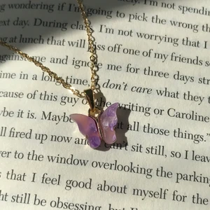 Rosa/lila fjärils halsband  - Nickelfri, 45-50cm lång ✨