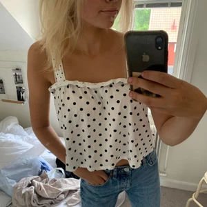 Prickig topp från zara strl xs - Säljer denna söta prickiga topp från zara! 😩🙏strl xs