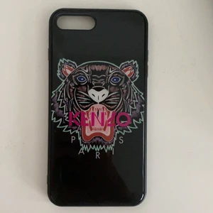 Kenzo skal - Superfint Kenzo mobilskal utan några repor eller liknande. Passar för iphon 7 plus och 8 plus💗💗självklart äkta, köpte för 500kr