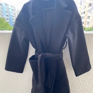 Svart kappa - En svart kappa som aldrig är använd, i storlek S. 