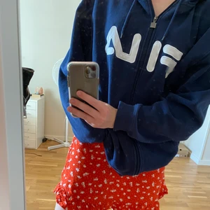 Fila hoodie  - Jätteskön fila hoodie i storlek XL, köpt på secondhand. Köparen står för frakten 