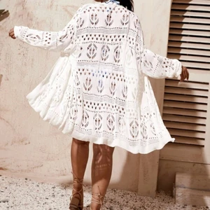 Vit kofta - En vacker och vit kofta i strl 3XL men är mer som 2XL. Helt ny och aldrig använd.  #spetskofta #kofta #sommar 