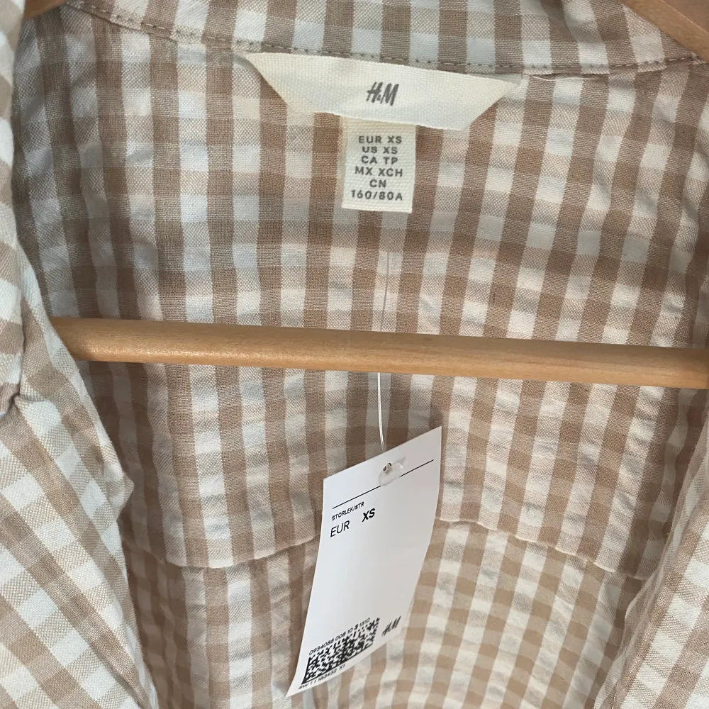 Säljer denna supersöta oversized rutiga skjortan från HM. Helt oanvänd med lampor kvar! Skicka meddelande vid frågor/intresse💖. Skjortor.