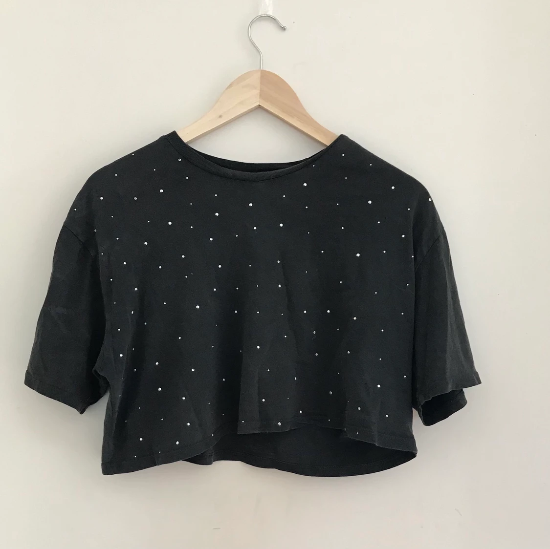 Croppad t-shirt med rhinestones
