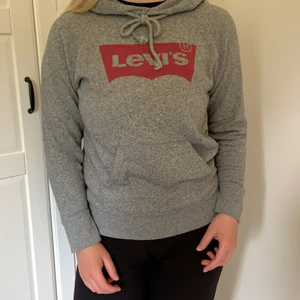 Levis Hoddie - Grå Levis hoodie som är mycket lite använd, inga skador och är i jättebra skick. Använder inte längre då det inte riktigt är min stil längre💗