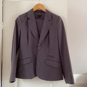 Mörklila Kavaj - Mörk lila Kavaj från Lindex. Finns även matchande byxor men dem är tyvärr ganska slitna så köper du kavajen får du byxorna på köpet! Pris + frakt! Skriv gärna för fler bilder 😊