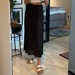 Svart långkjol - Långkjol från weekday! Slits på båda sidorna och en liten underkjol. 