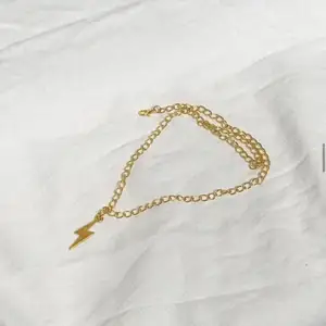 Halsband i guld som är 43cm långt och kostar 49kr. Finns även i silver💗