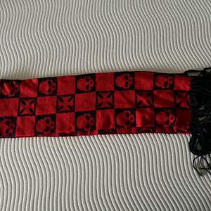 💀 En röd och svart sjal/halsduk köpt på Shock för några år sedan. I fint skick! 💀