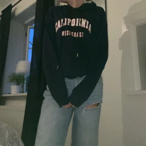 Hoodie, XS  - 80kr+frakt. En marinblå hoodie. Har aldrig använt den. 