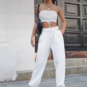 Vit mjukisdress - Skön mjukisdress, helt ny då de aldrig kommit till användning. Frakt blir billigare vid köp av flera plagg