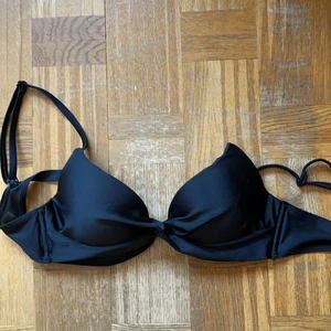 Bikiniöverdel  - Svart bikiniöverdel. Säljes då den är för liten för mig