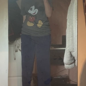 Musse pigg t-shirt - T-shirt med Musse pigg på, serien ”collectailitees” som använd fåtal gånger och är i helt okej skick, ganska stor i storleken och är oversized.