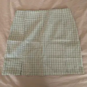Ljusgrön kjol från shein med dragkedja på baksidan, alldrig använd utan bara testad. Ursprungpriset var 89kr men säljer för 75. 🔴köparen står för frakten🔴 det finns även katter i hemmet