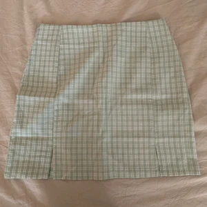 Ljusgrön kjol i storlek 36 - Ljusgrön kjol från shein med dragkedja på baksidan, alldrig använd utan bara testad. Ursprungpriset var 89kr men säljer för 75. 🔴köparen står för frakten🔴 det finns även katter i hemmet