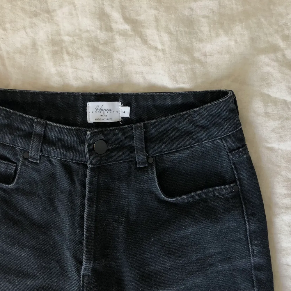 Säljer mina jeans från Hanna Schönbergs kollektion med NAKD. Storlek 34. ☺️. Jeans & Byxor.