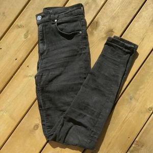 Svarta tajta jeans  - Svarta jeans från Bikbok. Lite stretchiga. Det syns att de är använda men de är självklart helt hela! 