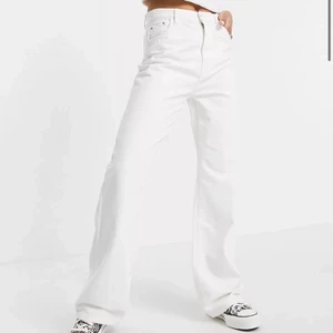 Bershka jeans  - Tyvärr för små för mig därav säljer jag! De är endast testade på och i storlek 38 men de är väldigt små i storlek och passar storlek 34!!❤️❤️❤️