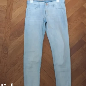 Ljusblå momjeans  - Ljusblå momjeans från Zara. Endast använda någon enstaka gång 
