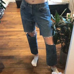 Baggy jeans med kedjedetaljer - Svinballa jeans köpta second hand med coola kedjedetaljer som jag själv har gjort💋 kan mötas upp i Göteborg och frakta. Jag är 179 och M/40