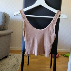 Stradivarius topp storlek L - Tajt croptop från stradivarius. Stretchigt och behagligt material, helt ny. 