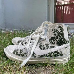 Nike skor strl 36,6 - Svin kolla Nike skor, säljer pga att jag aldrig använder dom, dom är ganska slitna pch lite smutsiga med de gissar jag att man kan tvätta bort. Men iaf väldigt coola med ovanligt mönster. Postar antingen med spårbart 66kr eller frimärken (vet inte riktigt priser just nu men kom privat om du är intresserad)