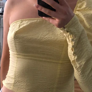 topp - gul topp med bara en arm från nakd, aldrig använd :) strl 34
