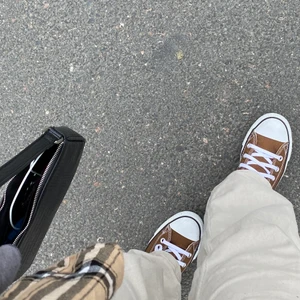Bruna converse - Säljer då de är för små för mig, jag har egentligen storlek 39 men dessa är i 37,5. Är endast intressekoll just nu och säljer vid ett bra bud 💫