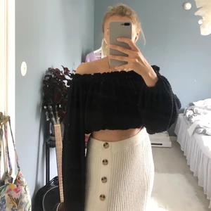 Prickig off shoulder-topp  - Långärmad off shoulder-topp från H&M, storlek xs men något stor i storleken. Elastisk i midjan och upptill! Jag gillar att använda den croppad och viker ofta in den i midjan som på bilden, men kan även användas nedvikt! 🤎 