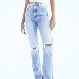 Oanvända Zara jeans strl 36. Vita med split och slitning vid knät. Passform är som första bilden. 