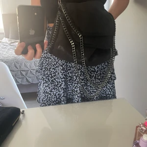 Stella McCartney likande väska  - Säljer nu min fina Stella McCartney liknande väska den är så fin och har lite glitter i sig, köpte den för 2 årsen för 500kr så säljer den för minst 400kr då den frf är väldigt fin, ni står för frakt 💕
