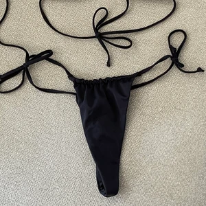 Svart Bikini Underdel - String Bikini underdel från missguided. Helt ny, aldrig använd. Säljer pga fel storlek. Köparen står för frakt på 12 kr. 