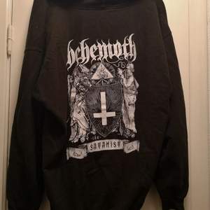 En hoodie ifrån bandet Behemoth i fint skick. Storlek XXL.