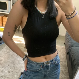 Nakd topp - Super fin croppad topp från nakd. Funkar som topp eller som en träningstopp/träningsbh. Jag brukar ha storlek 34/xs i toppar och har bh storlek 70C/75B. Stretchig. Använd fåtal gånger och är i bra skick 💓🌈✨💓 använt den ca 1-2 gånger 