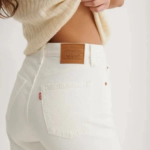 Levis White 501  - Säljer mina gamla Levis jeans. Strl W29 L30 men skulle säga att jeansen mer är som 36/S alternativt W26. Superfint skick! Start från 250kr! 