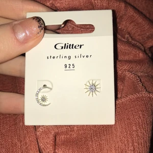 Glitter - Helt nya örhängen, köpte dessa för ett tag sedan. Tyvärr ingen användning. Tänkte sälja de nu, kan både träffas i Stockholm och skicka! ❤️🥰
