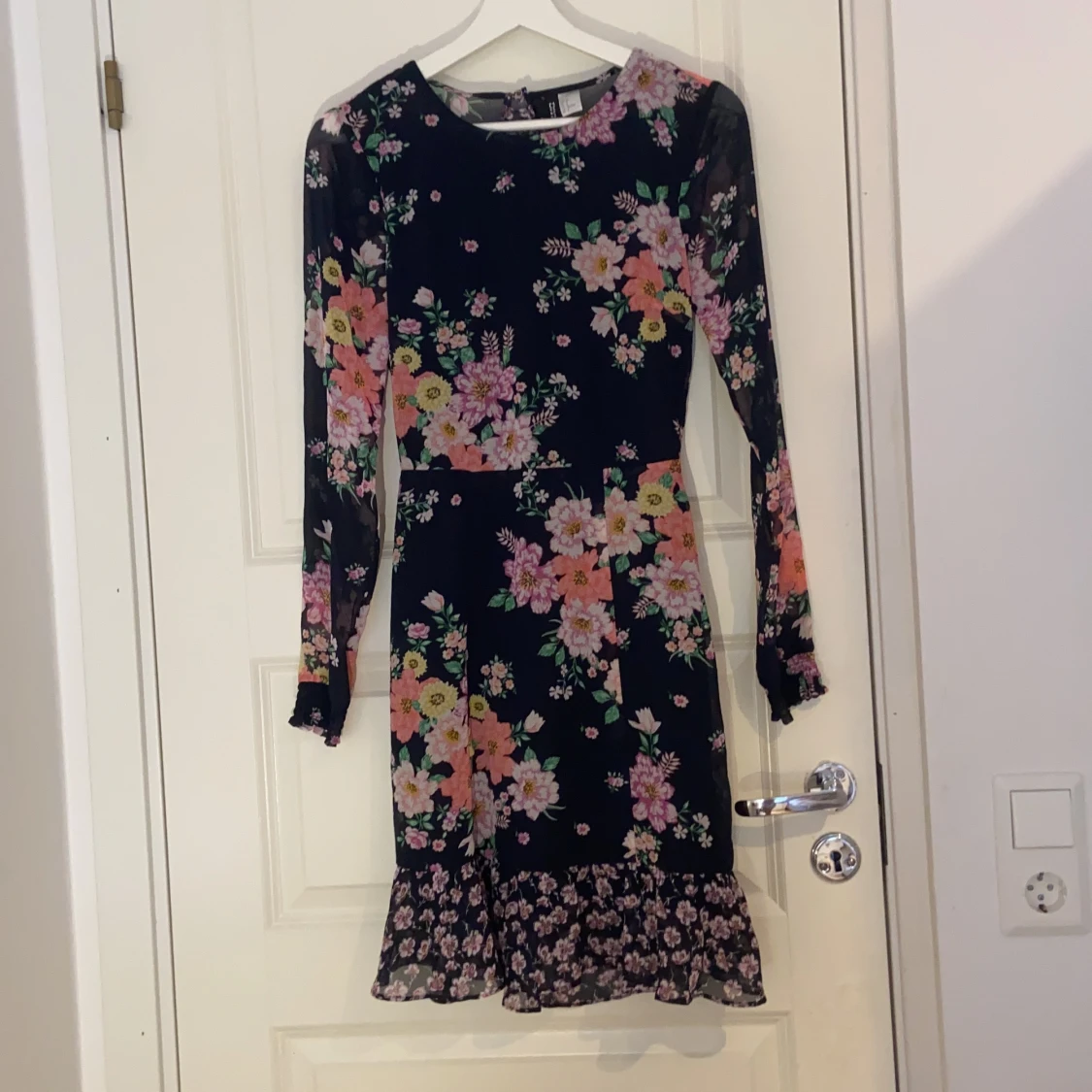 Blommig klänning med öppen rygg