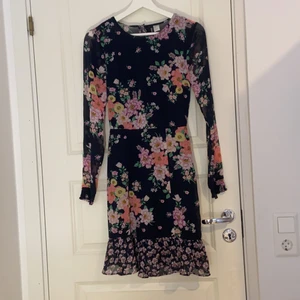 Blommig klänning med öppen rygg - Jätte jätte fin blommig klänning med öppen rygg som aldrig har kommit till använding. Den är helt oanvänd och därmed i jättebra skicka. Skriv vid frågor eller intresse!!❤️ Pris går alltid att diskutera<3