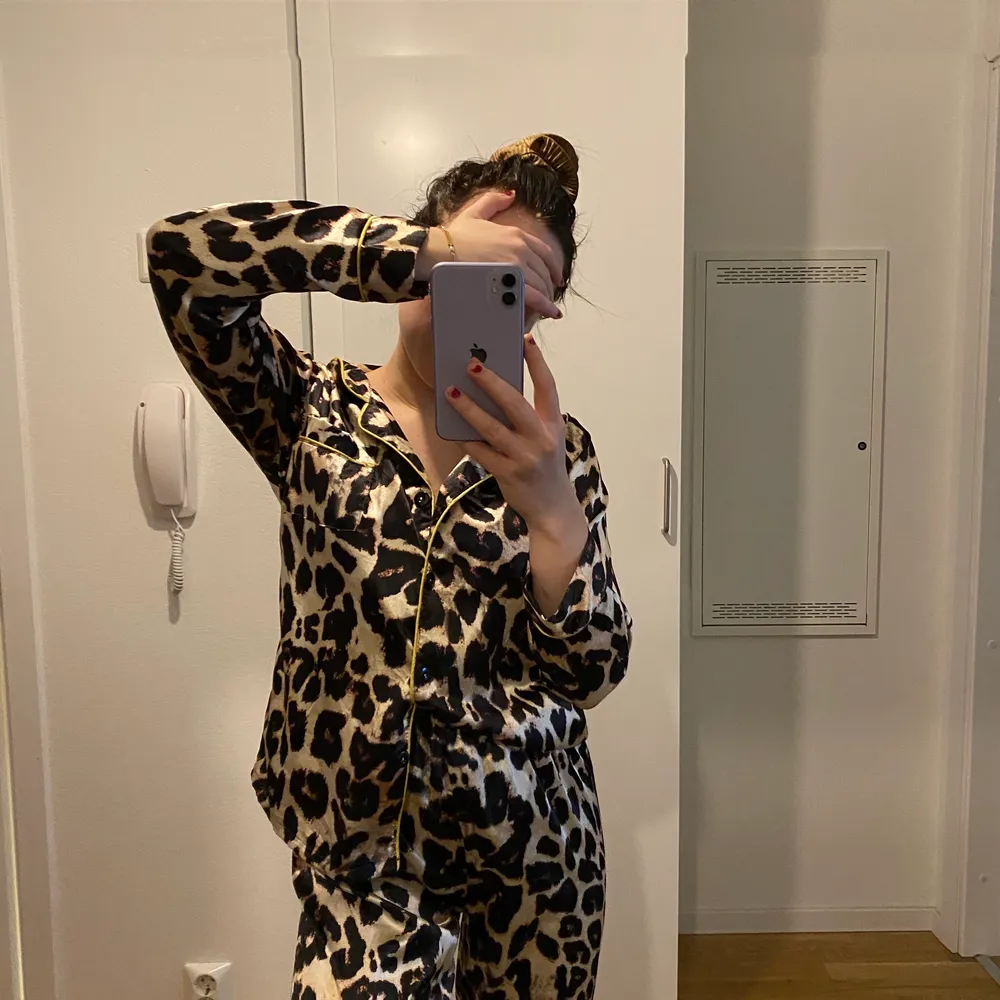 Leopard pyjamas set i strl s. Använd endast en gång. Säljer pga kommer aldrig till användning. Den är i mycket fint skick. . Övrigt.