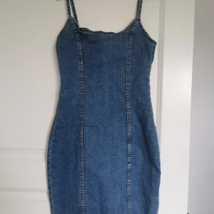 Jeans klänning  - Helt ny jeans klänning. Storlek 34. Aldrig använd