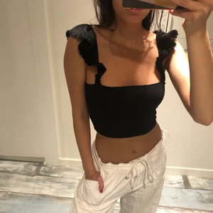 Svart söt topp - En söt svart topp som inte kommit till användning. Jag är 165 cm lång och brukar bära Xs. Stretchigt material så passar från Xs-M skulle jag säga. Skriv pm vid frågor 💛💛💛