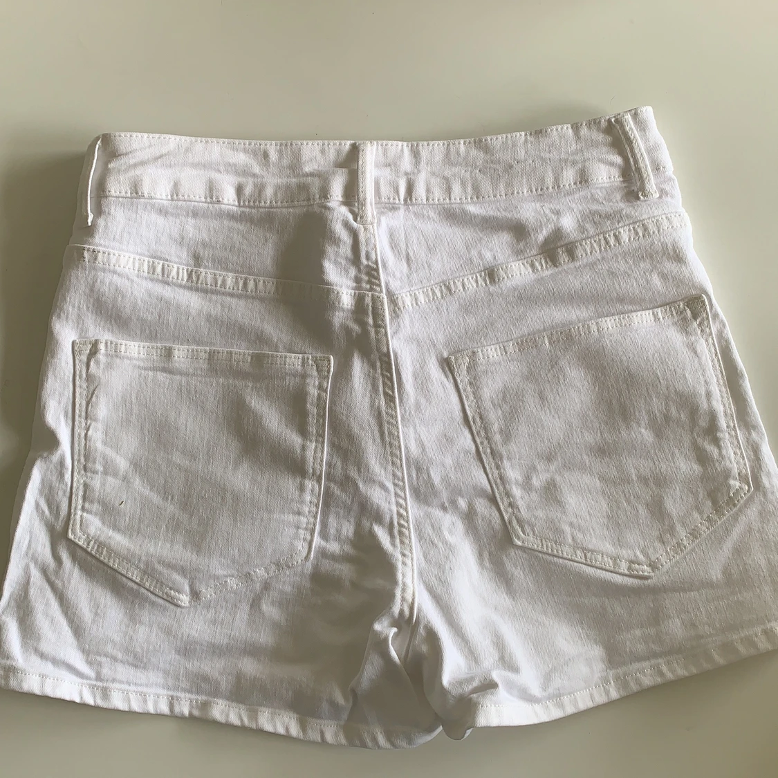 Vita högmidjade Demin H&M shorts  - 90